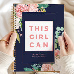 Dieses Mädchen kann eine positive Motivierend Blüt Planer<br><div class="desc">Bleibe mit diesem "This Girl Can" positiven motivierend Blumenplaner. Dieser Planer ist perfekt für Frauen, die Liebe für anspruchsvolle und stilvolle Designs haben. Er verbindet wunderschöne Blumenkunst mit Empowerment von Botschaften. Die lebendigen Blume und das motivierend Zitat verleihen Ihrer täglichen Organisation eine fröhliche Touch. Ideal für diejenigen, die sowohl Inspiration...</div>