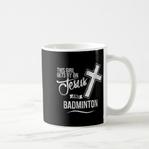 Dieses Mädchen kommt mit Jesus und Badminton Badmi Kaffeetasse