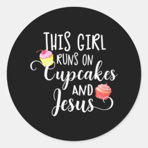 Dieses Mädchen läuft auf Cupcakes und Jesus Funny Runder Aufkleber