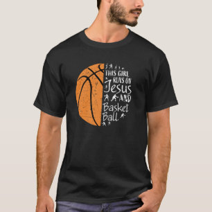 Dieses Mädchen läuft auf Jesus und Basketball Chri T-Shirt