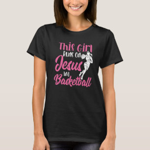 Dieses Mädchen läuft auf Jesus und Basketball Chri T-Shirt