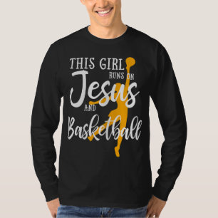 Dieses Mädchen läuft auf Jesus und Basketball Chri T-Shirt