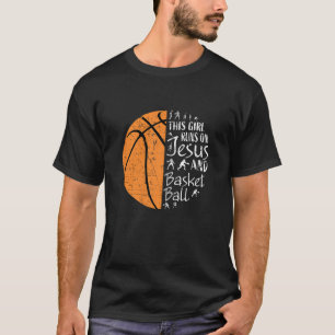 Dieses Mädchen läuft auf Jesus und Basketball Chri T-Shirt