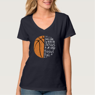 Dieses Mädchen läuft auf Jesus und Basketball Gesc T-Shirt