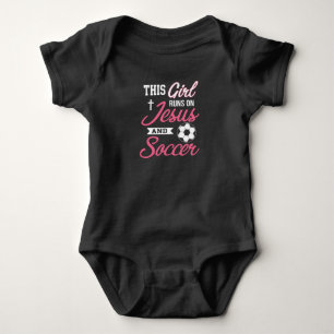 Dieses Mädchen läuft auf Jesus und Fußball T- für Baby Strampler