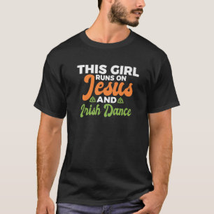 Dieses Mädchen läuft auf Jesus und Irish Dance Iri T-Shirt