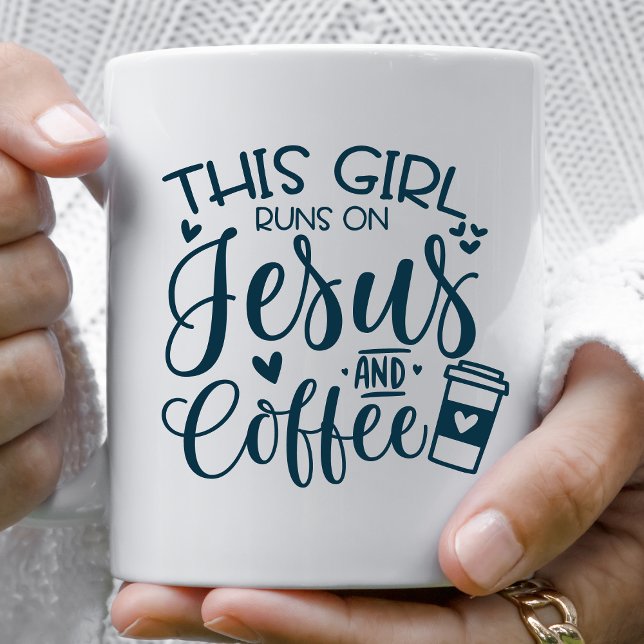 Dieses Mädchen läuft auf Jesus und Kaffee Christli Kaffeetasse (Von Creator hochgeladen)