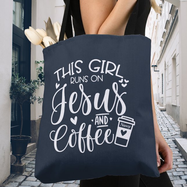 Dieses Mädchen läuft auf Jesus und Kaffee gewohnt Tasche (Von Creator hochgeladen)