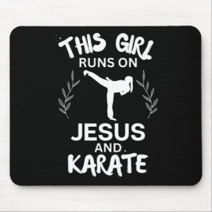 Dieses Mädchen läuft auf Jesus und Karate Christli Mousepad
