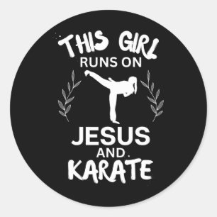Dieses Mädchen läuft auf Jesus und Karate Christli Runder Aufkleber