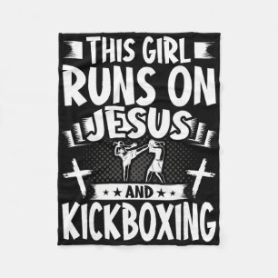 Dieses Mädchen läuft auf Jesus und Kickboxen Fleecedecke