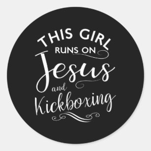 Dieses Mädchen läuft auf Jesus und Kickboxen Marti Runder Aufkleber