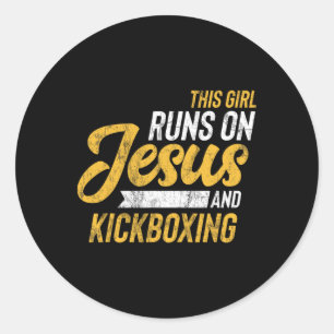 Dieses Mädchen läuft auf Jesus und Kickboxen Runder Aufkleber