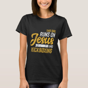 Dieses Mädchen läuft auf Jesus und Kickboxen T-Shirt