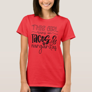 Dieses Mädchen läuft mit Tacos & Margaritas Lustig T-Shirt