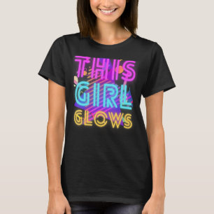 Dieses Mädchen leuchtet das Neon-Party der Retro-8 T-Shirt