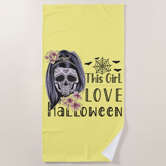 Dieses Mädchen Liebe Halloween Strandtuch (Vorderseite)