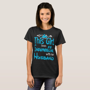 Dieses Mädchen-Lieben, die draußen mit Ehemann T-Shirt