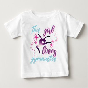 Dieses Mädchen liebt Gymnastik Stars Sprung Baby T-shirt