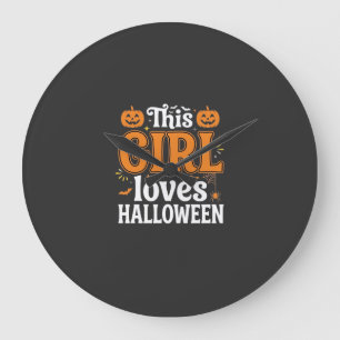 Dieses Mädchen liebt Halloween-Typografie SVG-Desi Große Wanduhr