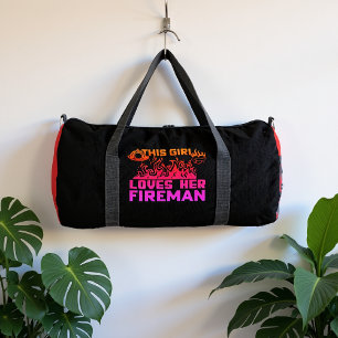 Dieses Mädchen liebt ihren Feuerwehrmann Duffle Bag