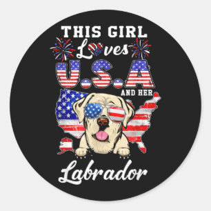 Dieses Mädchen liebt USA und Hund 4. Juli Labrador Runder Aufkleber