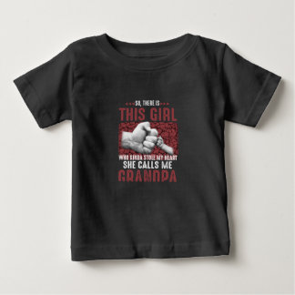 Dieses Mädchen nennt sie mich Opa Baby T-shirt