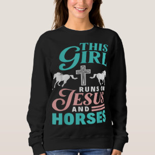 Dieses Mädchen rennt auf Jesus und Pferd Lover Jes Sweatshirt