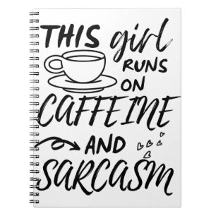 Dieses Mädchen spielt auf Koffein und Sarcasm Notizblock