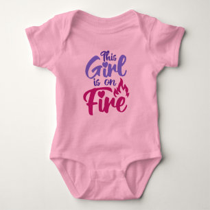 Dieses Mädchen steht im Feuerwehrkarosserieanzug - Baby Strampler