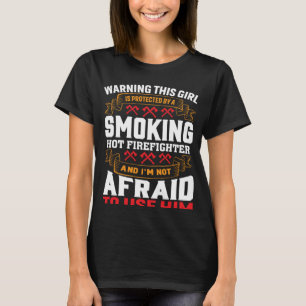 Dieses Mädchen wird von einem heißen Feuerwehrmädc T-Shirt