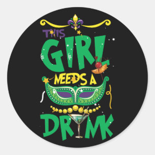 Dieses Mardi Gras Girl braucht Drink Cocktail Drin Runder Aufkleber