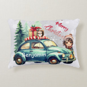 Dieses weihnachtliche Kissen mit einem Auto darauf