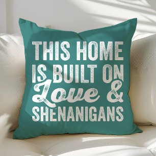 Dieses Zuhause ist auf Liebe und Schabernack gebau Kissen