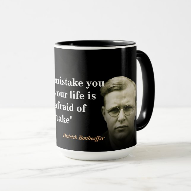 Dietrich Bonhoeffer Zitat zum größten Fehler Tasse (VorderseiteRechts)