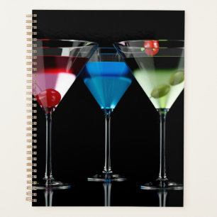 Différents cocktails dans des lunettes à martini n