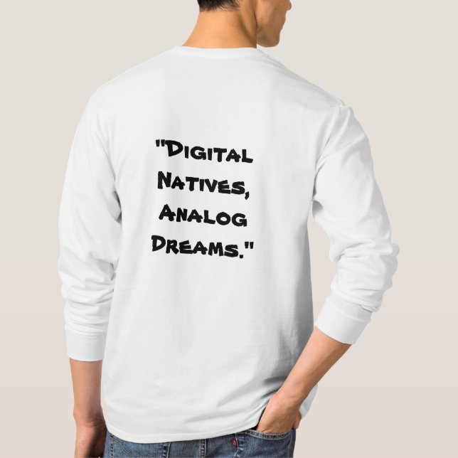 "Digital Natives, Analog Dreams" in Weiß T-Shirt (Rückseite)