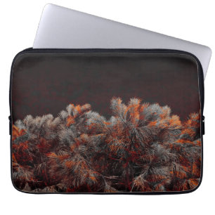 Digitale Kunst des Kiefernbaums mit orangefarbenen Laptopschutzhülle
