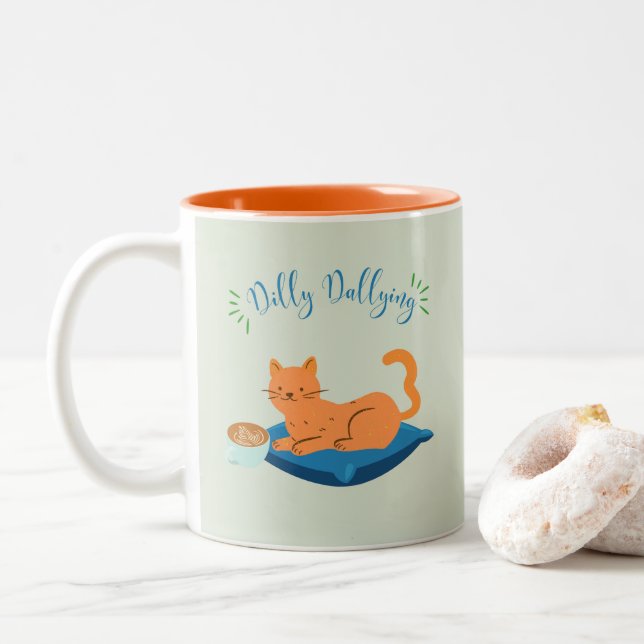Dilly Dallying Orange Cat Zweifarbige Tasse (Mit Donut)