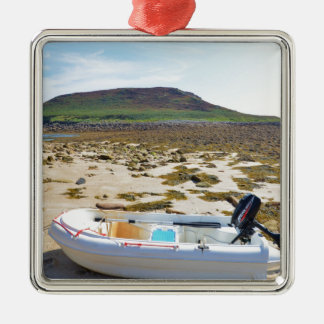 Dinghy am Strand Silbernes Ornament
