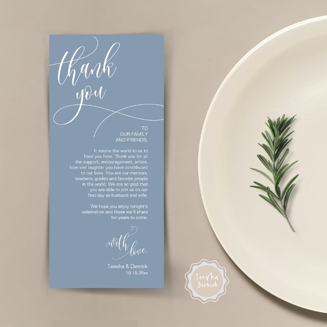 Dinner Place Setting Vielen Dank, Moderne Script C Programm (Wedding Dinner Place Setting Thank You Card, Plate Decor, Modern Calligraphy, in Dusty Blue)