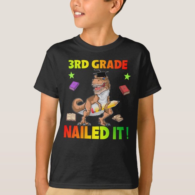 Dinosaur 3. Grade Graduation Cap Diplomgeschenk T-Shirt (Vorderseite)