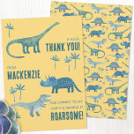 Dinosaur Birthday Party Danke<br><div class="desc">Zeit,  Ihren Gästen für eine wilde Geburtstagsparty zu danken! Ein lustiger Haufen von bezaubernden Dinosauriern,  bereit,  sich mit dem Namen Ihres Kindes und danke Ihnen Nachricht anpassen. Ideal für jeden Jungen oder Mädchen. Die Rückseite weist ein passendes Dinosaurier-Muster auf. Originelle Kunst von Nic Squirrell.</div>