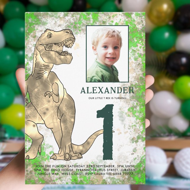 Dinosaur Jungle 1. Geburtstag Party Foto Einladung (Dinosaur T-Rex boys photo 1st birthday party invitation green and brown watercolor)