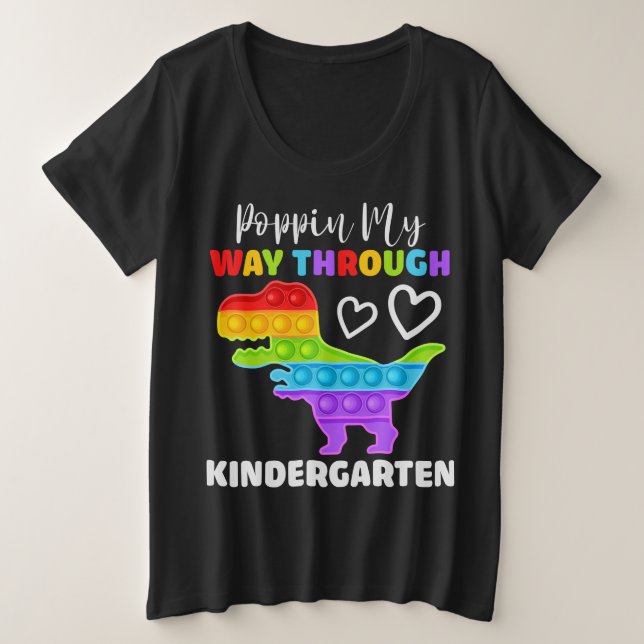 Dinosaur Poppin My Way Through Kindergarten Große Größe T-Shirt (Design vorne)