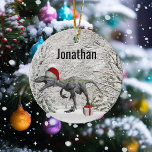 Dinosaur Santa Raptor Velociraptor Name Keramik Ornament<br><div class="desc">Dieses Design kann in dem Bereich personalisiert werden, der durch das Ändern des Fotos und/oder Textes zur Verfügung gestellt wird. Sie können auch angepasst werden, indem Sie auf Vorlage personalisieren klicken und dann auf die Schaltfläche klicken, um weitere Optionen anzupassen, um die Hintergrundfarbe zu löschen oder zu ändern, Text hinzuzufügen,...</div>