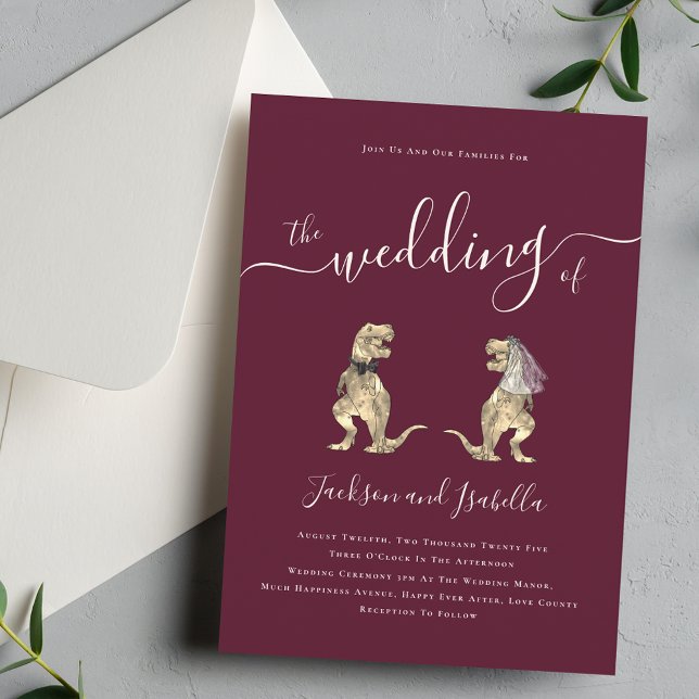 Dinosaur Thema Hochzeit Burgund und Elfenbein Einladung (Dinosaur theme wedding burgundy and ivory cream elegant modern script T-Rex dino bride and groom)