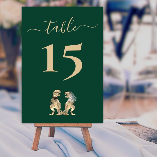 Dinosaur Thema Hochzeit Grün Tischnummer (Dinosaur theme wedding dark green custom Table number card elegant script T-Rex bride & groom)