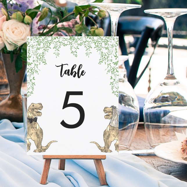 Dinosaur Thème Mariage Numéro de table personnalis (Dinosaur themed wedding table numbers with T-Rex bride and groom and jungle foliage)