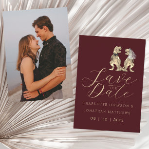 Dinosaur-Themen-Hochzeitsfoto in Burgundrot Save The Date